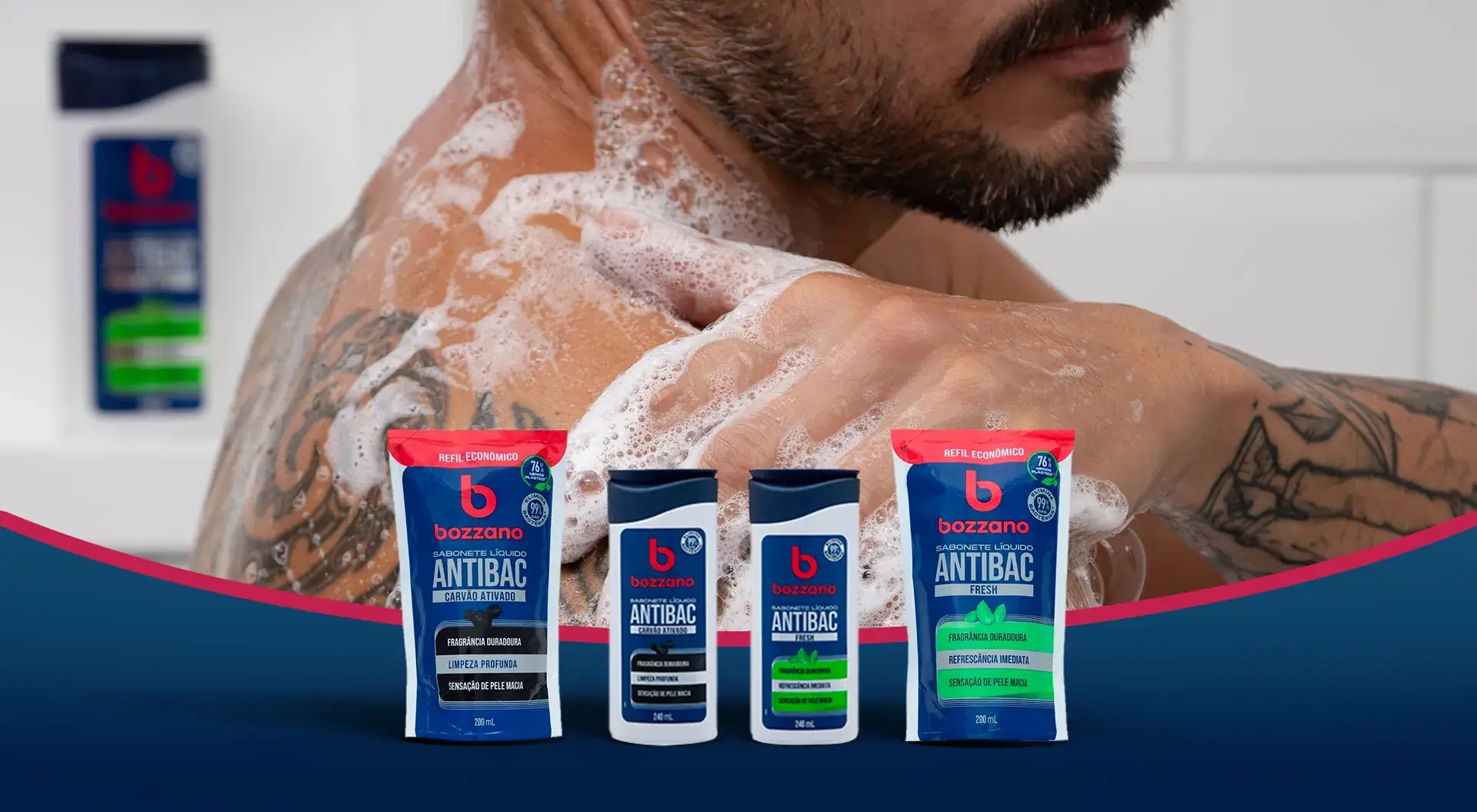 Homem no banho ensaboando o corpo. Destaque para sabonetes líquidos Bozzano Antibac em refil e frascos.