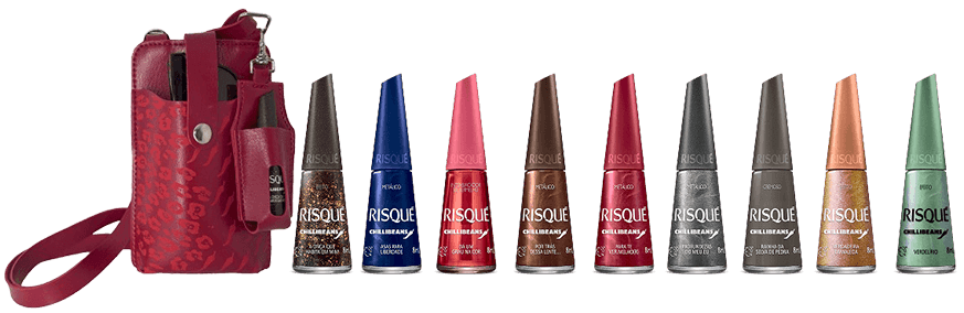 Nove esmaltes da coleção Risqué Chilli Beans alinhados ao lado de uma bolsinha porta-esmalte vermelha.
